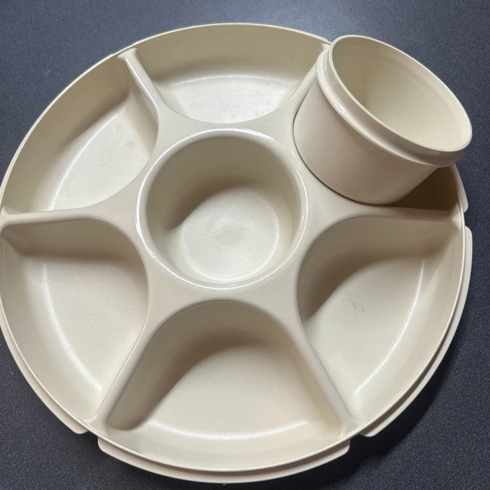TUPPERWARE Serving Center 6-Part Divided Party Veggie Snack & Dip Tray